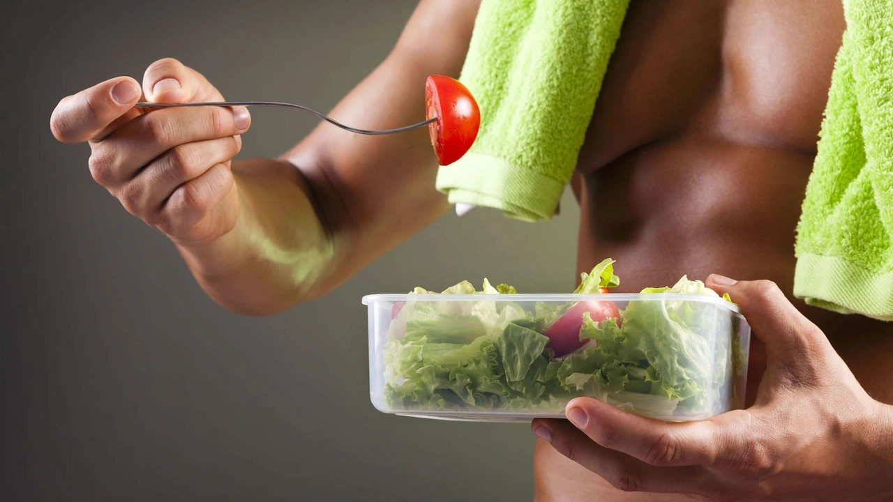 Hombre con dieta fitness comiendo ensalada