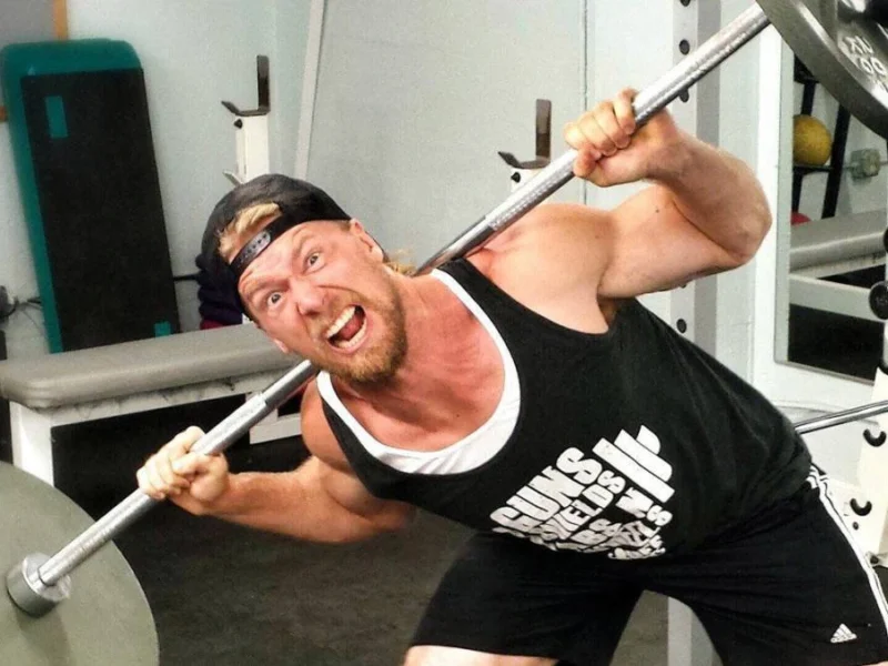 Hombre demostrando un error al empezar en el fitness