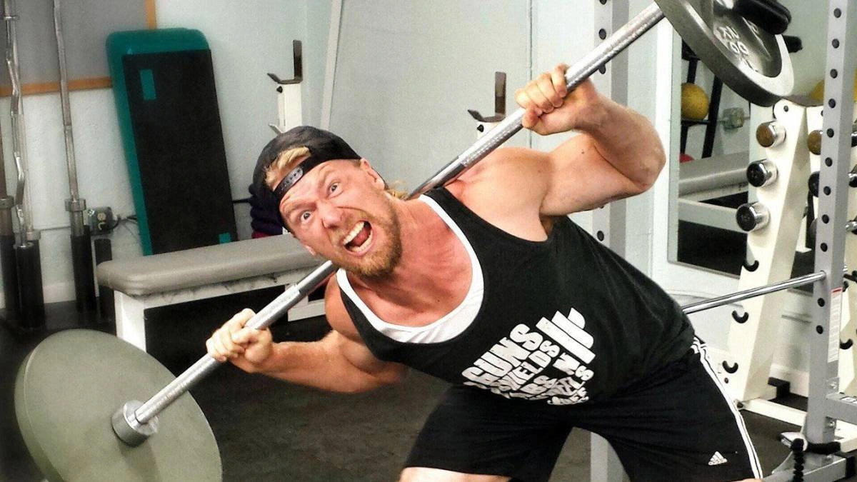 Hombre demostrando un error al empezar en el fitness